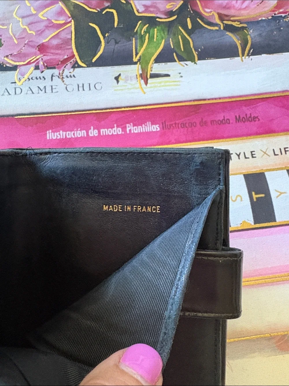 CHANEL Black Patent Leather CC Logo Compact Wallet holds lots of cards! - Picture 5 of 7